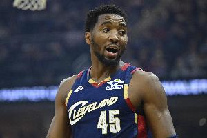 米切尔：今晚球队顶住了压力 我们保持了应有的水准